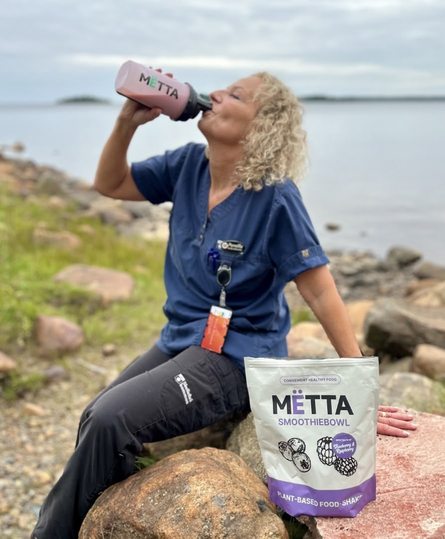 a 50 year old nurse drinking MËTTA , smoothiebowl flavors in her launch break. 