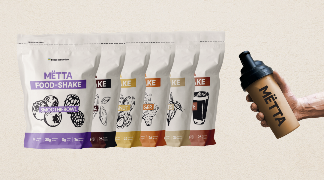 Presenting MËTTA food shakes (smoothiebowl, raw cocoa, banana & peanut, Carrot & ginger, creamy oats, and caffe latte flavors) and hand holding a MËTTA shaker. 