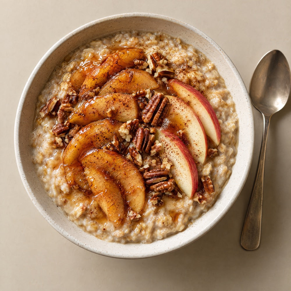 Complete Oatmeal Apple & Cinnamon – serveringsförslag med kanelstekta äpplen och pekannötter